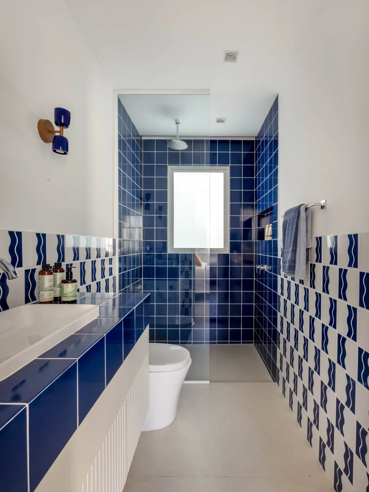 Salle de bains bleue