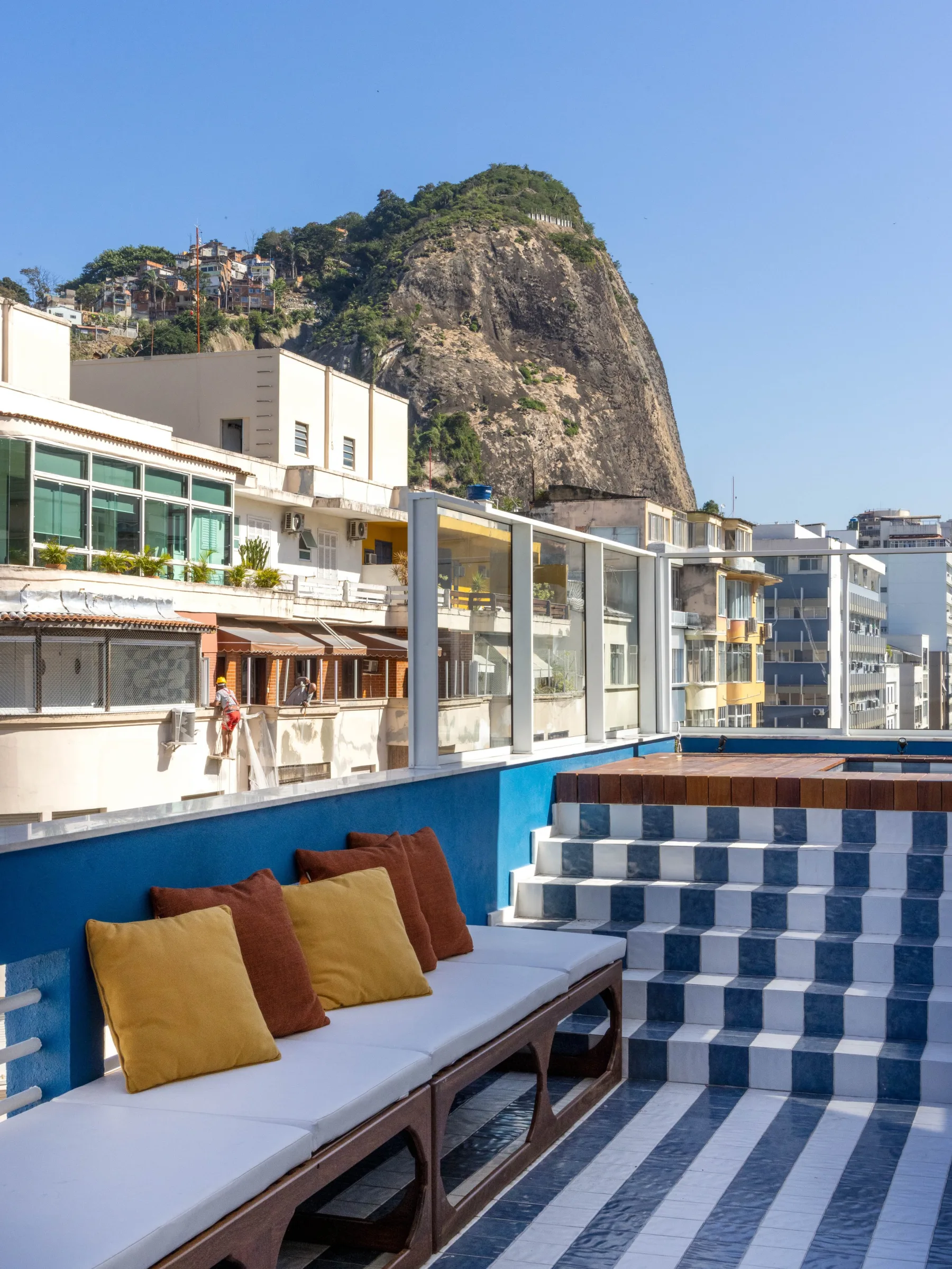 Terrasse avec piscine et vue sur les reliefs de Copacabana